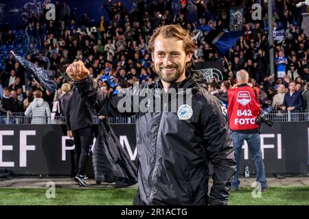 Den Bosch, Paesi Bassi. 12th maggio, 2023. DEN BOSCH, PAESI BASSI - 12 MAGGIO: L'allenatore Tomasz Kaczmarek del FC Den Bosch festeggia la vittoria durante la partita di Keuken Kampioen Divisie tra il FC Den Bosch e l'Almere City FC allo Stadion De Vliert il 12 maggio 2023 a Den Bosch, Paesi Bassi (Foto di ben Gal/ Orange Pictures) Credit: Orange Pics BV/Alamy Live News Foto Stock