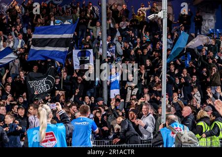 Den Bosch, Paesi Bassi. 12th maggio, 2023. DEN BOSCH, PAESI BASSI - MAGGIO 12: Sebastiaan Van Bakel del FC Den Bosch festeggia la vittoria con i tifosi durante la partita di Keuken Kampioen Divisie tra il FC Den Bosch e l'Almere City FC allo Stadion De Vliert il 12 maggio 2023 a Den Bosch, Paesi Bassi (Foto di ben Gal/ Orange Pictures) Credit: Orange Pics BV/Alamy Live News Foto Stock