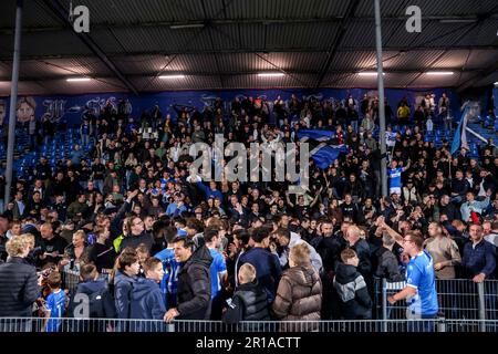 Den Bosch, Paesi Bassi. 12th maggio, 2023. DEN BOSCH, PAESI BASSI - MAGGIO 12: Sebastiaan Van Bakel del FC Den Bosch festeggia la vittoria con i tifosi durante la partita di Keuken Kampioen Divisie tra il FC Den Bosch e l'Almere City FC allo Stadion De Vliert il 12 maggio 2023 a Den Bosch, Paesi Bassi (Foto di ben Gal/ Orange Pictures) Credit: Orange Pics BV/Alamy Live News Foto Stock