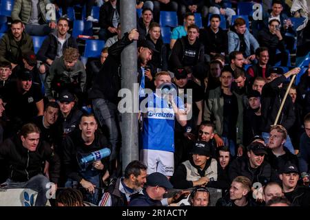 Den Bosch, Paesi Bassi. 12th maggio, 2023. DEN BOSCH, PAESI BASSI - MAGGIO 12: Sebastiaan Van Bakel del FC Den Bosch festeggia la vittoria con i tifosi durante la partita di Keuken Kampioen Divisie tra il FC Den Bosch e l'Almere City FC allo Stadion De Vliert il 12 maggio 2023 a Den Bosch, Paesi Bassi (Foto di ben Gal/ Orange Pictures) Credit: Orange Pics BV/Alamy Live News Foto Stock