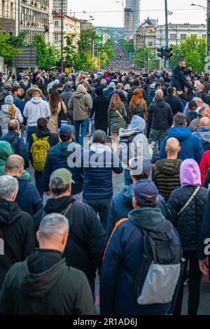 12 maggio 2023, Belgrado, Serbia, protesta contro la violenza scatenata dalle sparatorie di massa nella scuola di Belgrado e nella città di Mladenovac , nei pressi di Belgrado Foto Stock