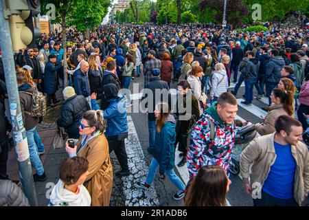 12 maggio 2023, Belgrado, Serbia, protesta contro la violenza scatenata dalle sparatorie di massa nella scuola di Belgrado e nella città di Mladenovac , nei pressi di Belgrado Foto Stock