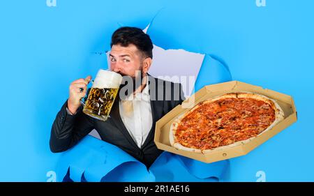 Pizza tempo. Barbuto uomo con pizza bevande birra tazza. Consegna pizza. Pranzo di lavoro. Ristorante o pizzeria. Fast food. Cucina italiana. Uomo d'affari con Foto Stock