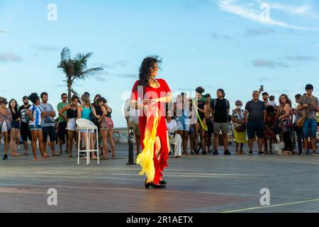 Salvador, Bahia, Brasile - 22 ottobre 2022: Artista di strada che fa una performance di danza per molte persone a Farol da barra, a Salvador, Bahia. Foto Stock