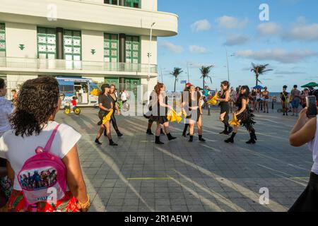 Salvador, Bahia, Brasile - 22 ottobre 2022: Gruppo di ballerini che fanno una performance di danza a Farol da barra, a Salvador, Bahia. Foto Stock