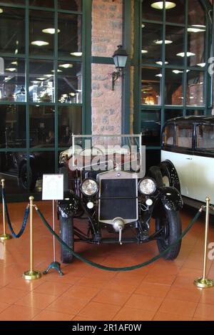 ISTANBUL, TURCHIA - 08 SETTEMBRE 2012: Auto classiche nel Museo industriale Rahmi M. Koc. Il museo di Koc ha una delle più grandi collezioni di auto in T Foto Stock