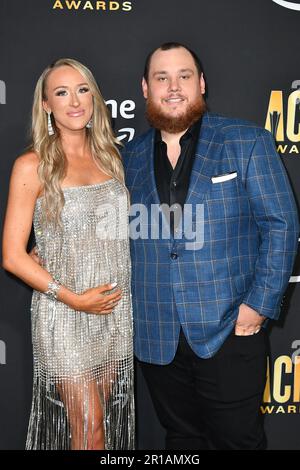 Frisco, Stati Uniti. 11th maggio, 2023. Nicole Hocking, Luke Combs partecipa all'Academy of Country Music Awards 58th al Ford Center at the Star il 11 maggio 2023 a Frisco, Texas. Foto: Casey Flanigan/imageSPACE Credit: Imagespace/Alamy Live News Foto Stock