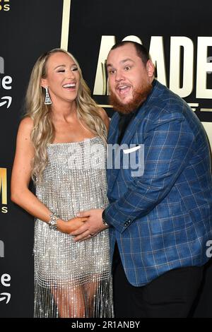 Frisco, Stati Uniti. 11th maggio, 2023. Nicole Hocking, Luke Combs partecipa all'Academy of Country Music Awards 58th al Ford Center at the Star il 11 maggio 2023 a Frisco, Texas. Foto: Casey Flanigan/imageSPACE Credit: Imagespace/Alamy Live News Foto Stock