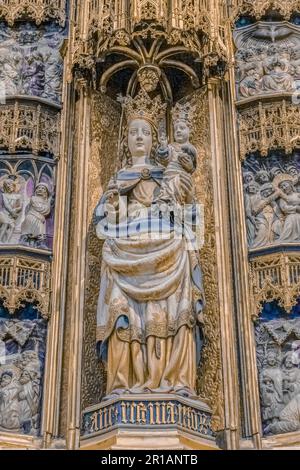 Statua di Santa Tecla nella pala principale della Cattedrale Metropolitana e Primate Basilica di Santa Tecla nella città di Tarragona, Catalogna. Foto Stock