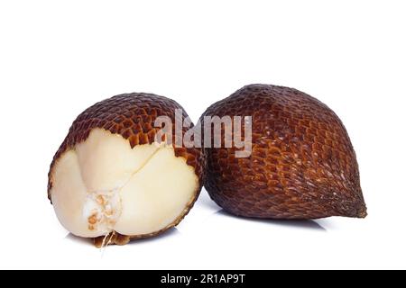 Salak serpente frutta isolato su sfondo bianco con percorso di ritaglio e piena profondità di campo Foto Stock