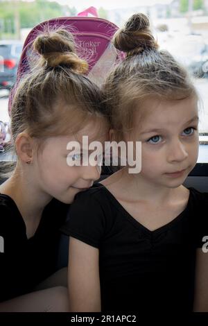 ragazze gemelle in attesa di lezione di ballo Foto Stock