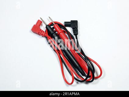 Cavo rosso e nero per strumento di misura elettronico digitale - voltmetro - multimetro Foto Stock