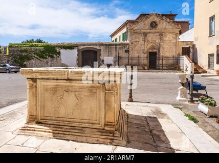 Antica vasca in marmo costruita a metà del '15th da Francesco Guardi per la famiglia Appiani, nella Cittadella di Piombino, in Toscana, Italia Foto Stock