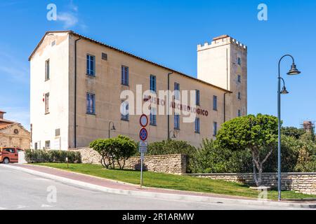 Vista esterna del Museo Archeologico del territorio di Populonia, nella Cittadella di Piombino, Toscana, Italia Foto Stock