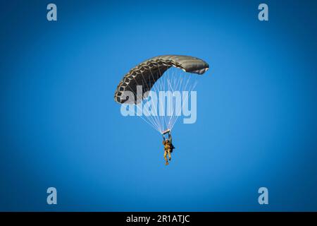 Wyoming, Stati Uniti. 30th Apr, 2023. Un Airman naviga verso la sua zona di caduta vicino alla Wyoming Highway 287 durante l'esercizio Agile Chariot, Casper, Wyoming, 30 aprile 2023. I jumper furono con lo Squadrone tattico Speciale 123rd che stabilì e assicurò l'autostrada come pista utilizzabile per un MC-130J Commando II, due A-10 Thunderbolt IIS e un mq-9 Reaper, il primo a sbarcare su un'autostrada. Credito: Cody Ramirez/USA Air Force/ZUMA Press Wire Service/ZUMAPRESS.com/Alamy Live News Foto Stock