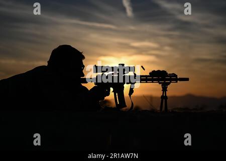 Stati Uniti. 4th Apr, 2023. Un operatore Naval Special Warfare con sede sulla costa occidentale conduce un addestramento di armi da fuoco dal vivo a bassa intensità con un fucile MK-18 M4 come parte degli esercizi di addestramento alla guerra terrestre. Naval Special Warfare è la forza operativa speciale marittima delle nazioni, posizionata in modo unico per estendere la portata delle flotte e guadagnare e mantenere l'accesso per la forza congiunta in concorrenza e conflitto. Credito: Chelsea Meiller/USA Navy/ZUMA Press Wire Service/ZUMAPRESS.com/Alamy Notizie dal vivo Foto Stock