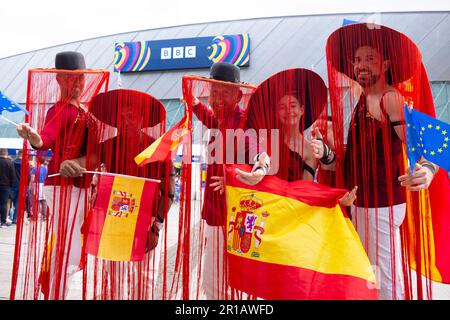 Liverpool - 12 maggio 2023 - gli appassionati spagnoli dell'Eurovisione sventolano le bandiere europee fuori dalla Liverpool Arena per l'anteprima della finale della 2023 Eurovision Song Foto Stock
