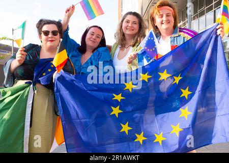 Liverpool - 12 maggio 2023 - tifosi con EU e LGBT+ flags all'esterno della Liverpool Arena per l'anteprima della finale dell'Eurovision Song Contest 2023. Foto Stock