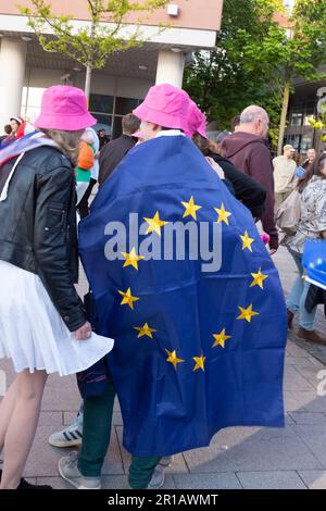 Liverpool - 12 maggio 2023 - tifosi che indossano bandiere europee fuori dalla Liverpool Arena per l'anteprima della finale del concorso di canzoni Eurovision 2023. La bandiera Foto Stock