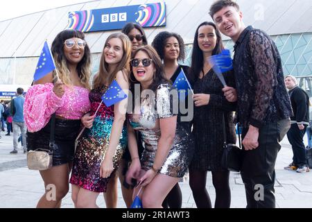Liverpool - 12 maggio 2023 - il gruppo di tifosi sventolano le bandiere dell'UE fuori dalla Liverpool Arena per l'anteprima della finale del concorso di canzoni Eurovision 2023. Th Foto Stock