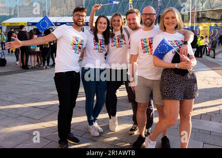 Liverpool - 12 maggio 2023 - il gruppo di tifosi sventolano le bandiere dell'UE fuori dalla Liverpool Arena per l'anteprima della finale del concorso di canzoni Eurovision 2023. Th Foto Stock