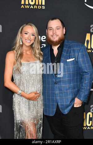 Nicole Hocking, Luke Combs partecipa all'Academy of Country Music Awards 58th al Ford Center at the Star il 11 maggio 2023 a Frisco, Texas. Foto: Casey Flanigan/imageSPACE/MediaPunch Foto Stock