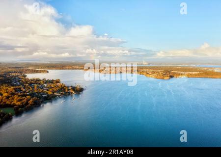 Nords Wharf lakeshore città sul lago Macquarie in Australia - paesaggio aereo. Foto Stock