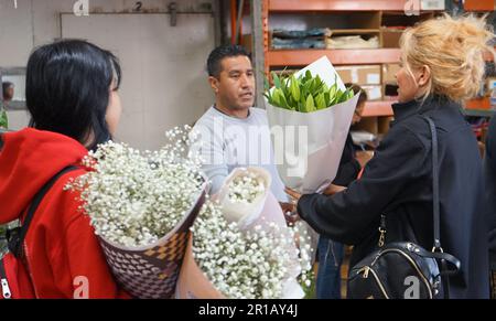 Los Angeles, Stati Uniti. 12th maggio, 2023. La gente compra i fiori prima della festa della mamma ad un mercato dei fiori nel centro di Los Angeles, gli Stati Uniti, il 12 maggio 2023. Credit: Notizie dal vivo su Xinhua/Alamy Foto Stock