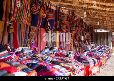 Negozio di una varietà di souvenir peruviani in vendita Foto Stock