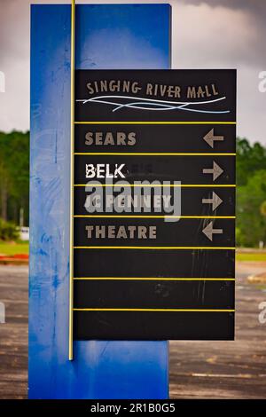 Belk è l'unico negozio rimasto presso il centro commerciale Singing River, un tempo fiorente, il 11 maggio 2023, a Gautier, Mississippi. Foto Stock