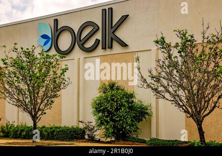 Belk è l'unico negozio rimasto presso il centro commerciale Singing River, un tempo fiorente, il 11 maggio 2023, a Gautier, Mississippi. Foto Stock