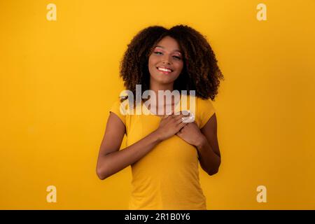 Afro donna gratitudine sorridendo alla fotocamera Foto Stock