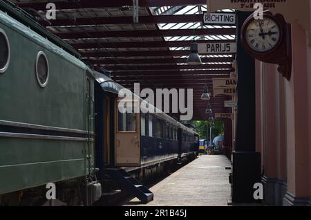 Utrecht, Paesi Bassi - 23 luglio 2022: Stazione ferroviaria con vagoni in mostra a Spoorwegmuseum Foto Stock