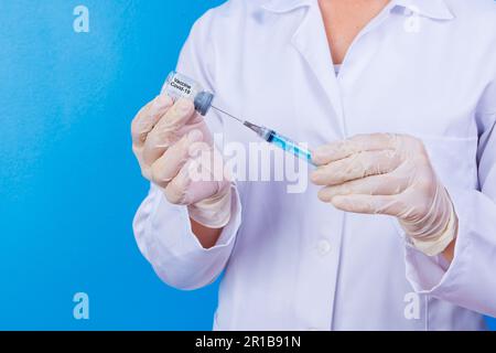 infermiera con vaccino e siringa covid 19. Coronavac. Vaccinazione contro il nuovo virus Corona Vacine-Covid19: Una siringa viene preparata con Vacine-C. Foto Stock