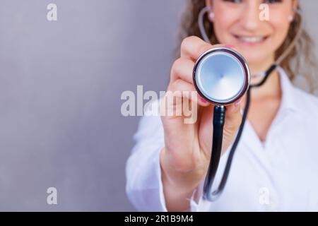Close-up di medico donna utilizzando uno stetoscopio , la messa a fuoco su uno stetoscopio Foto Stock
