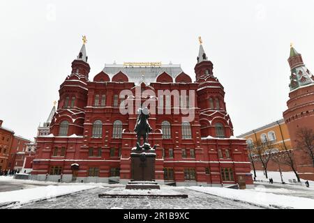 Mosca, Russia - 23 gennaio 2023: Monumento scultoreo al comandante sovietico Maresciallo Georgy Zhukov su Piazza Manezhnaya a Mosca, Russia con il 'Hist Foto Stock
