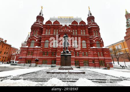 Mosca, Russia - 23 gennaio 2023: Monumento scultoreo al comandante sovietico Maresciallo Georgy Zhukov su Piazza Manezhnaya a Mosca, Russia con il 'Hist Foto Stock