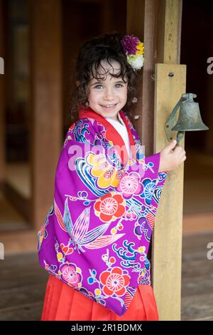Ragazza di 5 anni che indossa il tradizionale ryusou Okinawan / abbigliamento ryuso delle isole Ryukyu / Giappone Okinawa Foto Stock