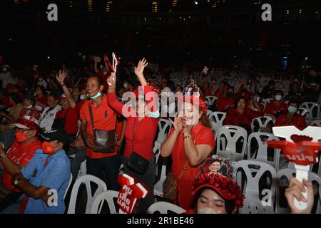 Nonthaburi, Thailandia. 12th maggio, 2023. La maggior parte dei tifosi indossa camicie rosse, partecipa al discorso della campagna del Pheu Thai Party il 12 maggio 2023 all'IMPACT Arena, Exhibition & Convention Center, nella provincia di Nonthaburi (a nord di Bangkok). La Thailandia terrà le elezioni generali per domenica 14 maggio. (Foto di Teera Noisakran/Pacific Press) Credit: Pacific Press Media Production Corp./Alamy Live News Foto Stock