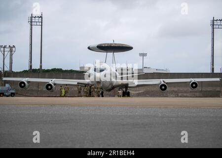 Manutenzione aeromobili 718th i manutentori di squadroni preparano un aereo di controllo e di allarme aereo e-3 Sentry con lo squadrone di controllo aereo 961st, per gli Stati Uniti Volo di familiarizzazione con la Air Force Lt. Gen. Ricky Rupp alla base aerea di Kadena, Giappone, 05 maggio 2023. Il sistema radar dell'AWACS fornisce le informazioni necessarie per consentire alle forze amichevoli di compiere missioni all'interno della regione dell'Indo-Pacifico. (STATI UNITI Foto dell'Aeronautica militare di Airman 1st Classe Luis E. Rios Calderon) Foto Stock