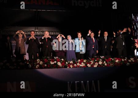 Ankara, Turchia. 12th maggio, 2023. I partiti politici, i membri dell'Alleanza Nazionale salutano i sostenitori durante il raduno. In Turchia, che si sta recando alle elezioni storiche, l'Alleanza Nazionale tiene il suo ultimo raduno ad Ankara. Nelle elezioni che determineranno il destino della Turchia, c'è Kemal Kilicdaroglu, il candidato dell'Alleanza Nazionale, contro il Presidente Erdogan. (Foto di Bilal Seckin/SOPA Images/Sipa USA) Credit: Sipa USA/Alamy Live News Foto Stock