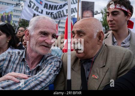 Ankara, Turchia. 12th maggio, 2023. Un anziano cieco visto assistere al rally con il suo amico. In Turchia, che si sta recando alle elezioni storiche, l'Alleanza Nazionale tiene il suo ultimo raduno ad Ankara. Nelle elezioni che determineranno il destino della Turchia, c'è Kemal Kilicdaroglu, il candidato dell'Alleanza Nazionale, contro il Presidente Erdogan. (Foto di Bilal Seckin/SOPA Images/Sipa USA) Credit: Sipa USA/Alamy Live News Foto Stock