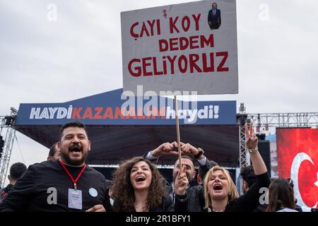 Ankara, Turchia. 12th maggio, 2023. I giovani che partecipano al rally fanno dei cartelli e tengono un cartello. In Turchia, che si sta recando alle elezioni storiche, l'Alleanza Nazionale tiene il suo ultimo raduno ad Ankara. Nelle elezioni che determineranno il destino della Turchia, c'è Kemal Kilicdaroglu, il candidato dell'Alleanza Nazionale, contro il Presidente Erdogan. (Foto di Bilal Seckin/SOPA Images/Sipa USA) Credit: Sipa USA/Alamy Live News Foto Stock