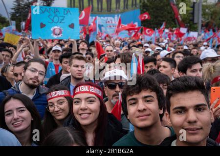 Ankara, Turchia. 12th maggio, 2023. Una folla di giovani assiste al rally. In Turchia, che si sta recando alle elezioni storiche, l'Alleanza Nazionale tiene il suo ultimo raduno ad Ankara. Nelle elezioni che determineranno il destino della Turchia, c'è Kemal Kilicdaroglu, il candidato dell'Alleanza Nazionale, contro il Presidente Erdogan. Credit: SOPA Images Limited/Alamy Live News Foto Stock