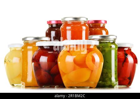 I vasetti con fruttato confetture e marmellate isolati su sfondo bianco. Conserve di frutta Foto Stock