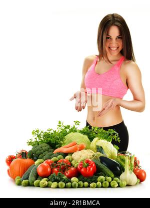 Composizione con un assortimento di materie verdure organiche isolato su bianco Foto Stock