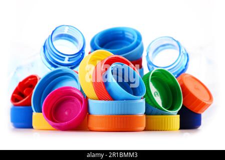 Composizione con bottiglie di plastica e tappi Foto Stock