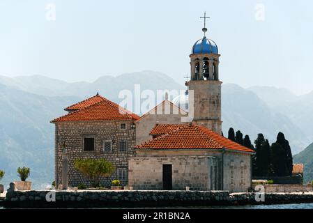 Nostra Signora delle rocce, uno dei due isolotti al largo della costa di Perast nella baia di Cattaro, Montenegro Foto Stock