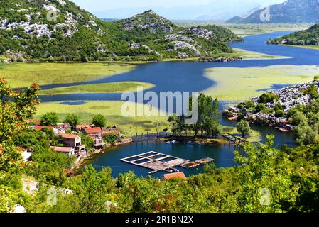 Villaggio di Karuc sul lago Skadar, Montenegro, il più grande lago della penisola balcanica. Parco Nazionale Foto Stock