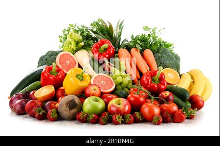 Varietà di ortaggi e frutta isolato su sfondo bianco Foto Stock